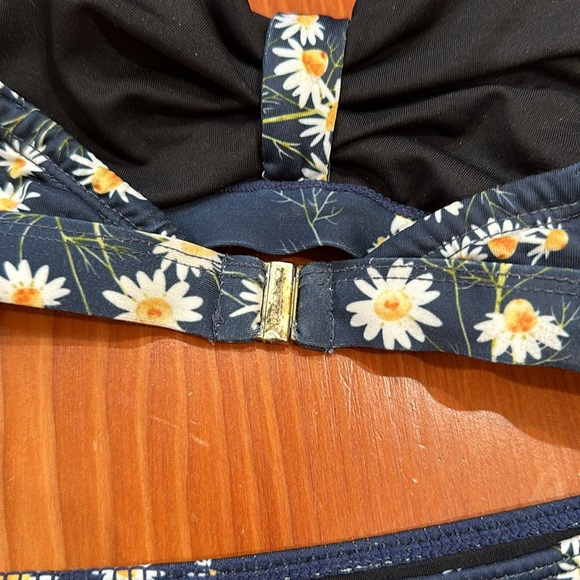 Under protection high waisted bikini size medium - Picture 5 of 6